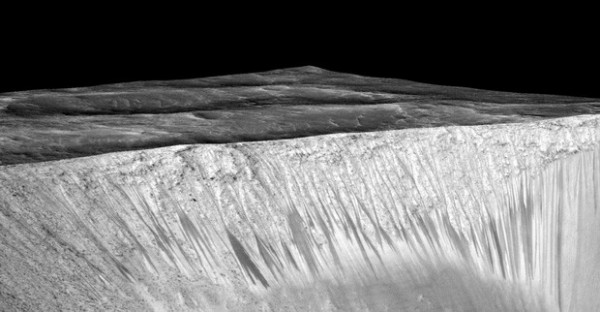 A cratera Garni foi um dos quatro locais analisados por pesquisadores na superfície marciana. (foto: Nasa/JPL/Universidade do Arizona)