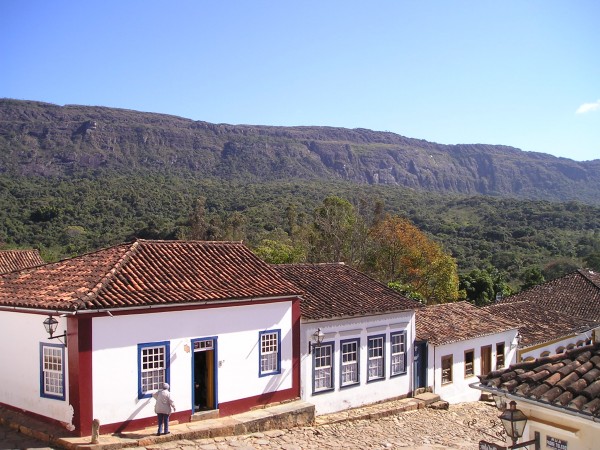 Centro Histórico Tiradentes, Minas Gerais. Ao fundo, a Serra de São José, onde está o Refúgio de Vida Silvestre Libélulas da Serra de São José. (foto:Sonia Rigueira)