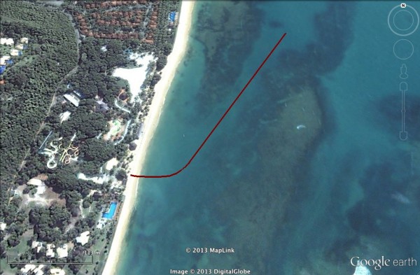 Imagem de satélite mostra o mesocosmo marinho em terra e o local onde a água é captada, a 500 metros da costa. (foto: Projeto Coral Vivo)