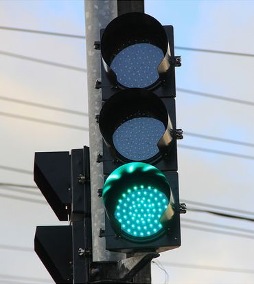 Nos semáforos mais modernos, há pequenas lâmpadas de LED nas cores verde, vermelha e amarela. (foto: adaptado de Luiz Fabiano / Prefeitura de Olinda / Flickr / <a href=https://creativecommons.org/licenses/by/2.0>CC BY 2.0</a>)
