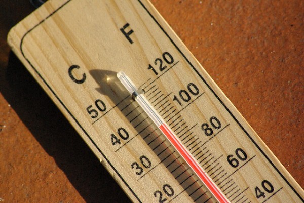 O instrumento que utilizamos para medir temperaturas é o termômetro, que utiliza geralmente duas escalas: Celsius e Farenheit. (foto: Johnsyweb / Flickr / <a href=https://creativecommons.org/licenses/by-nc-nd/2.0>CC BY-NC-ND 2.0</a>)