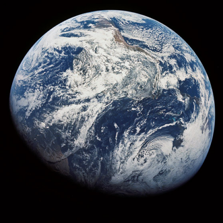Este é nosso planeta. Sua cor azul é sinal da presença de um gás muito importante para nossas vidas – o oxigênio. Porém, nem sempre foi assim, e já houve momentos em que esse gás praticamente ele não existia na Terra. (foto: NASA)