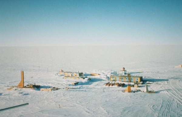 A temperatura ambiente mais baixa já registrada na terra foram impressionantes -89,2ºC, na estação russa Vostok, na Antártica. (foto: Todd Sowers LDEO, Columbia University, Palisades, New York)