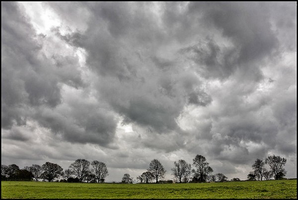 Nuvens de chuva costumam ser mais cinzentas. (foto: Patrick Dalton / Flickr / <a href=https://creativecommons.org/licenses/by-nc-nd/2.0>CC BY-NC-ND 2.0</a>)