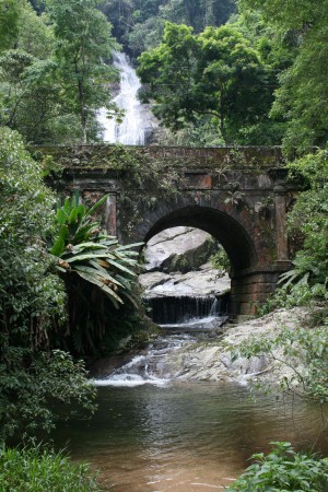 Uma das atrações históricas do Parque da Tijuca é a ponte de pedra, construída em 1860, que fica em frente à cascatinha Taunay, a mais alta do parque. (foto: Halley Pacheco de Oliveira/ Wikimedia Commons / CC BY-SA 3.0)