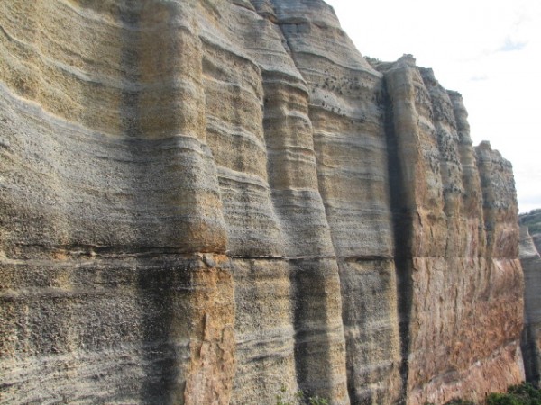 Descobrir os fósseis não é fácil. As rochas empilhadas escondem os mistérios da história da vida na Terra. (foto: Ismar de Souza Carvalho)