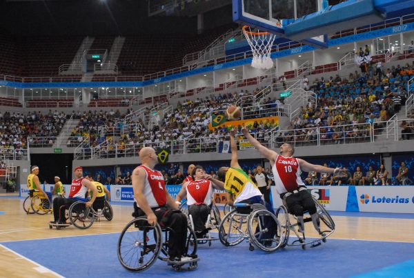 Cadeiras de rodas leves e flexíveis permitem aos atletas paralímpicos do basquete manobras impressionantes. (foto: CPB)