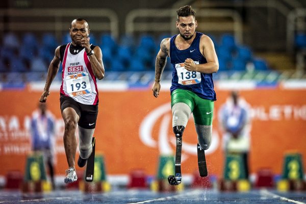 Graças à tecnologia, não é raro que atletas com próteses de membro inferior consigam desempenho equivalente ao de atletas sem deficiência física. (foto: Marcio Rodrigues/MPIX/CPB)