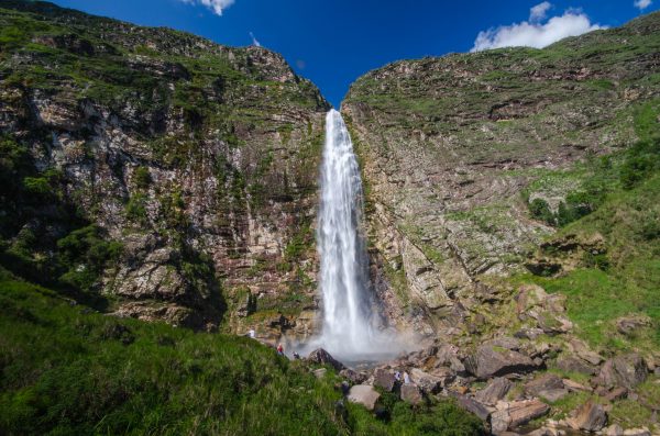 A cachoeira Casca D’Anta é a primeira e maior queda do rio São Francisco, com cerca de 180 metros de altura. É uma das principais atrações do Parque Nacional da Serra da Canastra. (foto: Gustavo Couto / Wikimedia Commons / CC BY-SA 4.0)