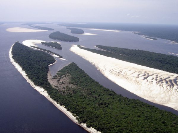 Praias de areia branca nas ilhas de Anavilhanas. (foto: arquivo PNA; www.icmbio.gov.br/parnaanavilhanas)