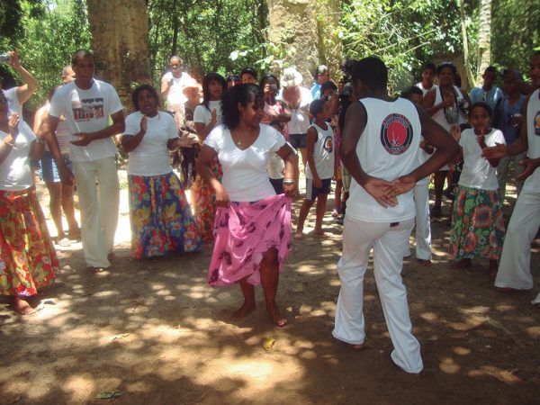As comunidades quilombolas mantêm as tradições de seus antepassados, como a de dançar o Jongo. (foto: Acervo Koinonia)