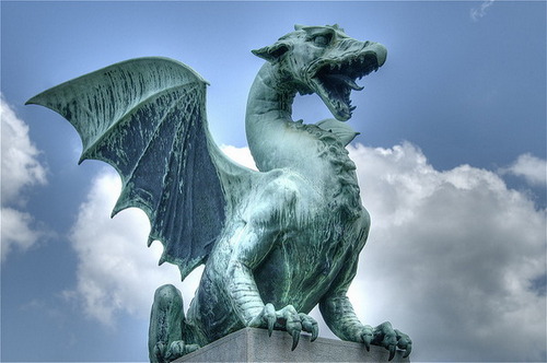 A palavra “dragão” tem origem no latim <i>draco</i> e do grego <i>drakon</i>. Originalmente, parecia se referir a grandes serpentes. (foto: Ville Miettinen – CC BY-NC 2.0)