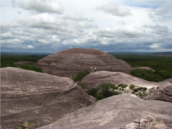 Na Serra das Confusões, encontramos enormes rochas arredondadas, que se formaram há cerca de 400 milhões de anos. (foto: Vinícius São Pedro)